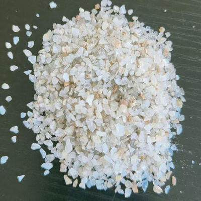 Material refractario para hornos de inducción de fundición de hierro o acero